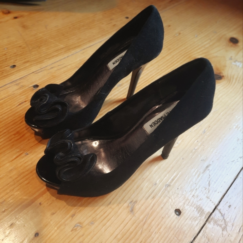 Steve Madden suede peep toe fancy heels Size 6.5